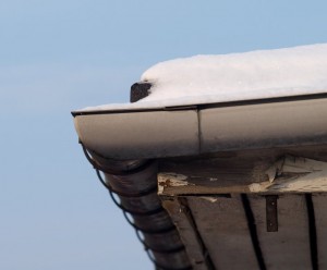 Schneebedecktes Hausdach.
