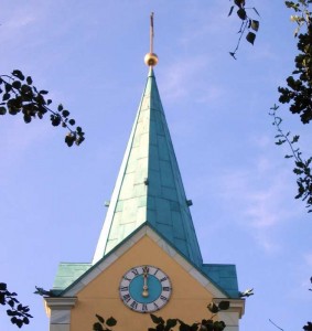 Kirchturm mit Kupferdach