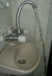 Warum Wasser sparen, wenn man das doch am Waschbecken kann.
